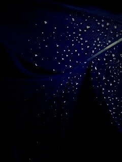 Капли на черном пере обои