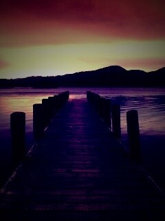 Деревянный причал на озере обои