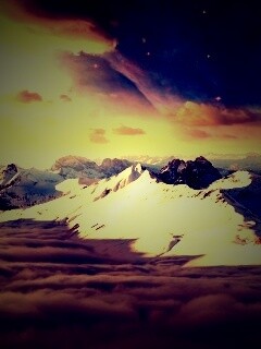 Горный хребет над облаками обои