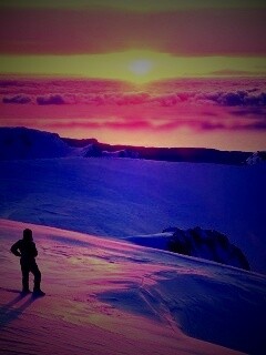 Путешественник в горах обои