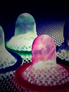 Разноцветные презервативы обои