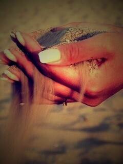 Песок сквозь пальцы обои