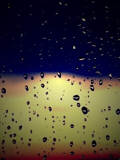 Капли на стекле обои