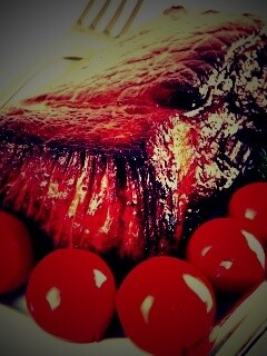 Стейк с помидорами обои