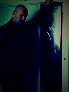 Брюс Уиллис у зеркала обои