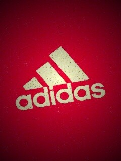 Логотип Адидас на красном обои