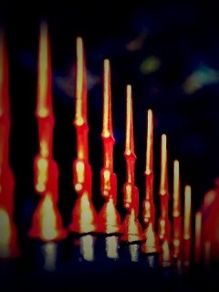 Оранжевые наконечники на ограде обои