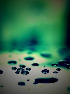 Темные капли на зеркальнйо поверхности обои