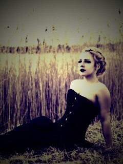 Девушка на траве в черном корсете обои