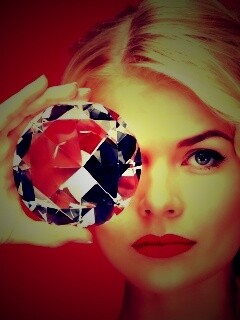 Девушка с бриллиантом обои