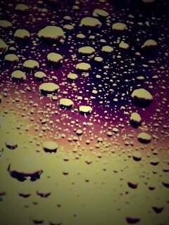 Капли воды на поверхности стекла обои