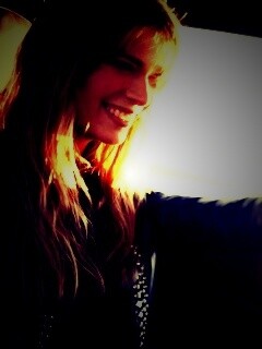 Девушка за рулем автомобиля обои