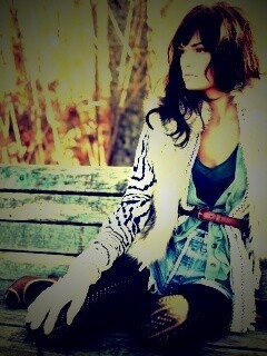 Красивая девушка сидит на скамейке обои