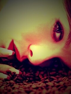 Соблазнительная девушка с кофейными зернами обои
