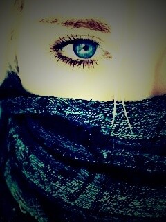 Блондинка с шарфом на лице обои