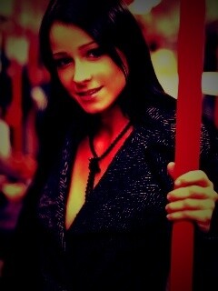 Девушка в метро обои