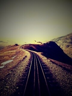 Рельсы уходящие вдаль обои