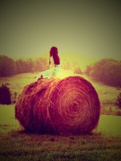 Девушка на снопе сена обои