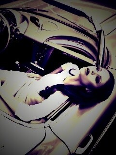 Женщина в кабриолете обои