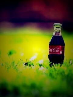Кока-Кола на траве обои