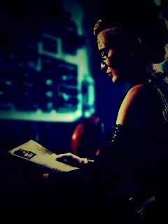 Витажная девушка в кафе обои