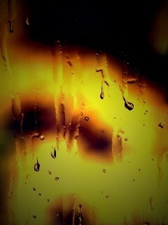 Текущая по стеклу вода обои