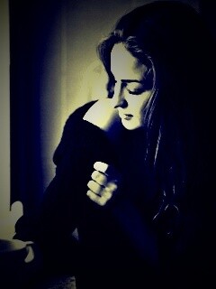 Обнаженное плечо и чашка кофе обои