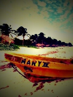 Лодка на берегу моря MARY IV обои