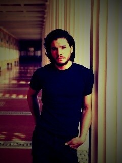 Кит Харингтон у колонны обои