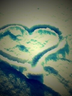 Сердечко на снегу обои
