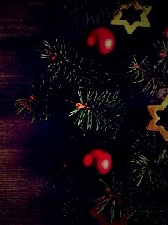 Новогодние игрушки на еловой ветке обои
