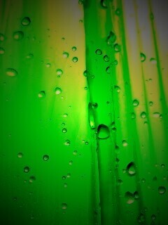Капли на зеленом пластике обои
