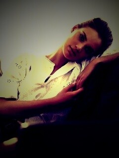 Девушка на диване обои