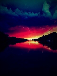 Молнии на фоне заката, стандартные обои mac обои