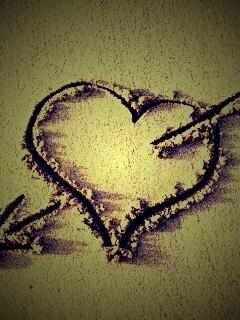 Сердце на песке обои