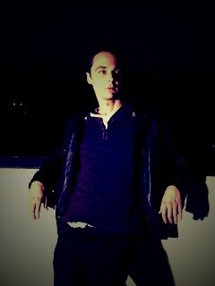 Джим Парсонс на балконе обои