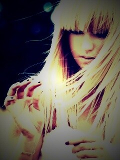 Красивая блондинка с ромашкой обои