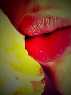 Губы девушки и роза обои