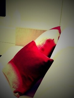 Подушки на диване обои