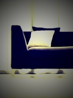 Диван с черной и белой подушками обои