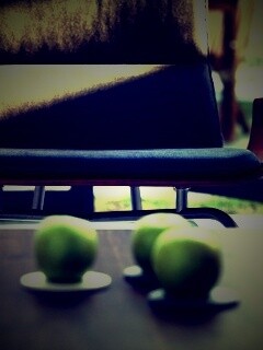 Яблоки на столе обои