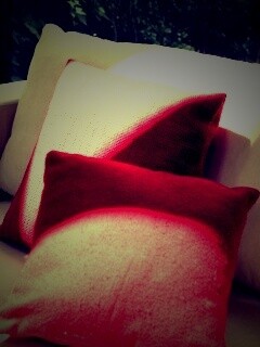 Красные подушки обои