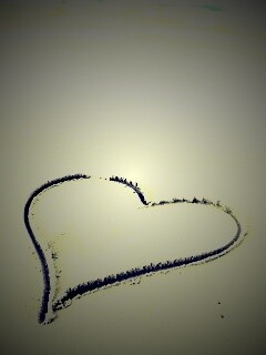 Аккуратное сердце на песке обои