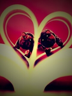 Фигурки мишек в книге обои