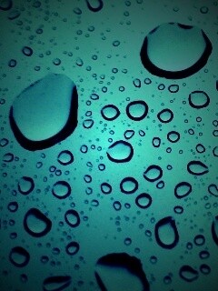 Капли воды на синем стекле обои