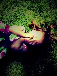 Девочка на траве обои