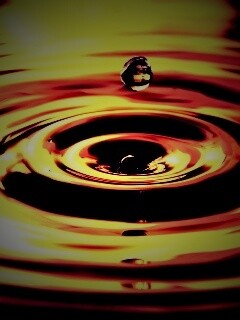 Капля падает в воду обои