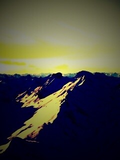 Залитые солнцем горы обои