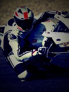 Байкер в белой экиперовкена Априлия РСВ4 обои