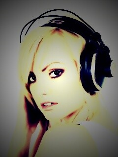 Девушка в наушниках обои